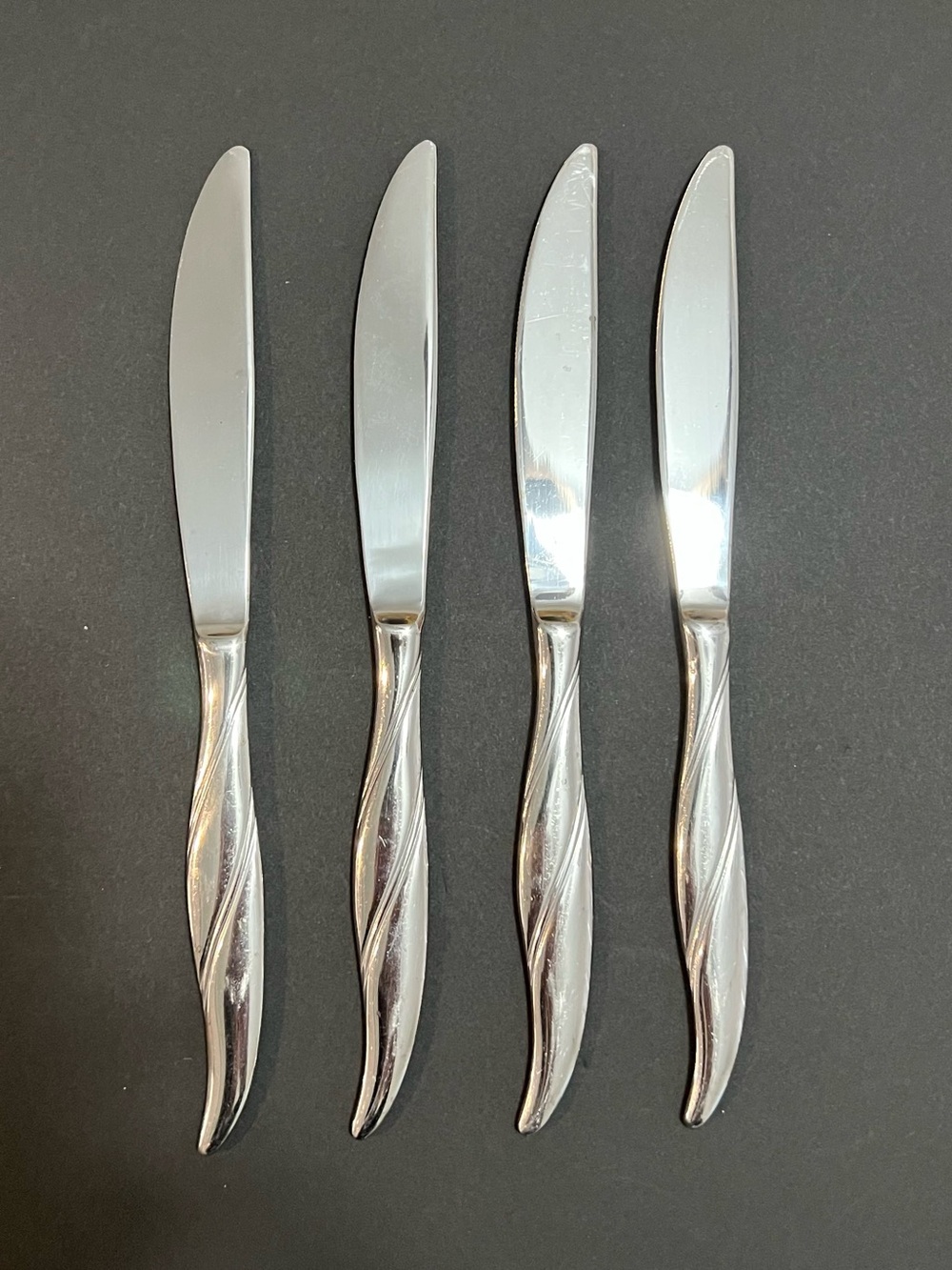Pfaltzgraff Melody Set of 4 Dinner Knives Stainless Flatware Korea Swirl Handle